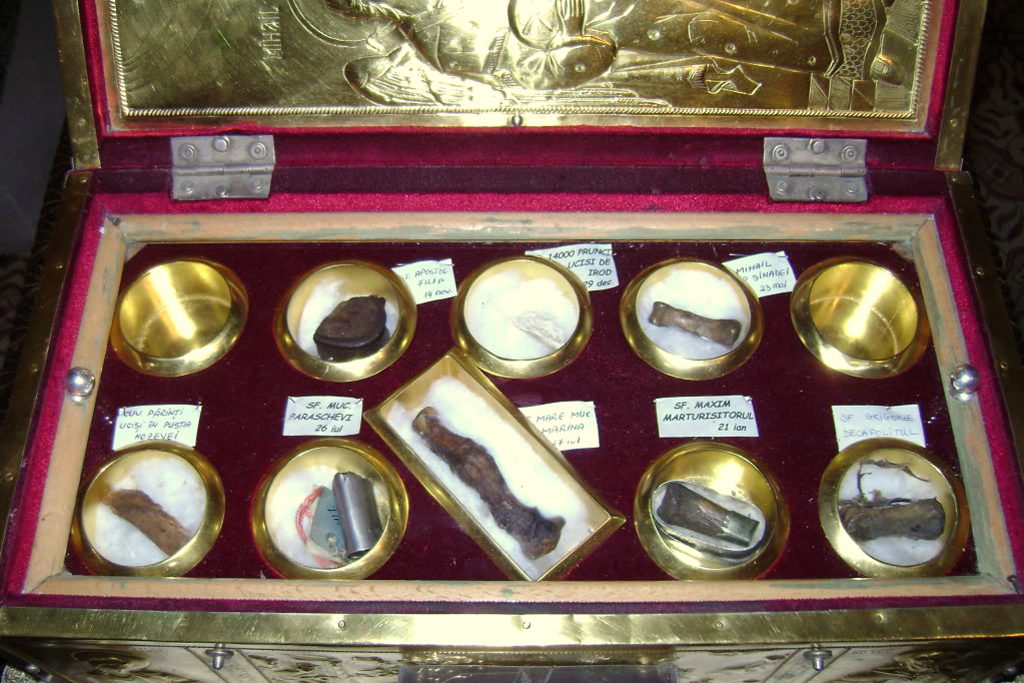 Raclă cu Sfinte Moaște de la Mănăstirea Arnota Raclă cu Sfinte Moaște de la Mănăstirea Arnota