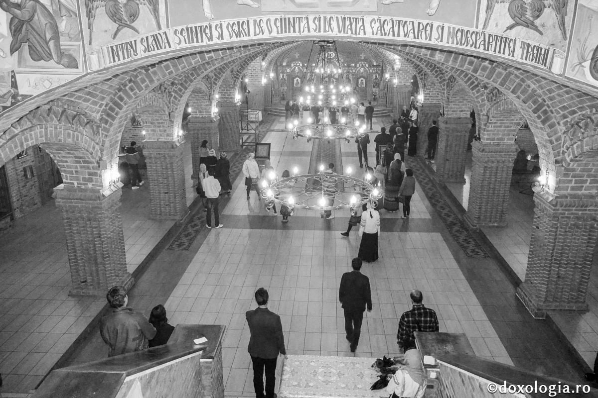 Biserica este una sau există și alte biserici?