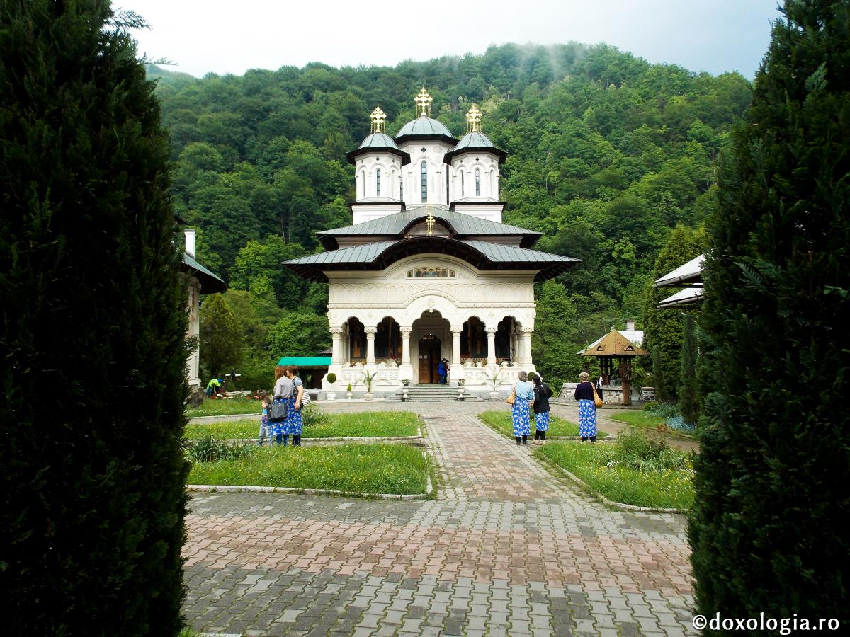Biserica – locul întâlnirii sensibile dintre rugăciunea noastră și puterea lui Dumnezeu / Foto: Cătălin Acasandrei Mănăstirea Lainici