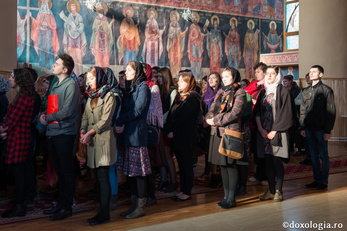 credincioși participând la Sfânta Liturghie