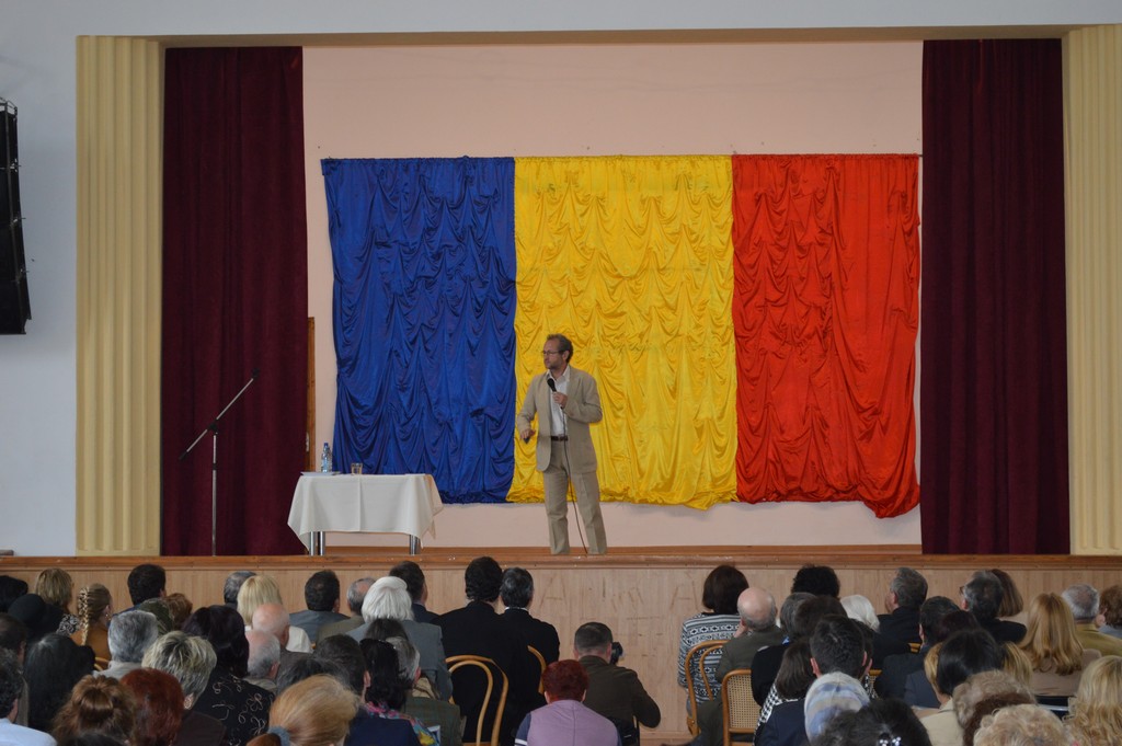 Conferinţă şi lansare de carte la Comăneşti