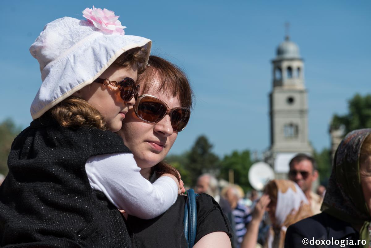 Cum să mă comport cu un copil care este surdo-mut?