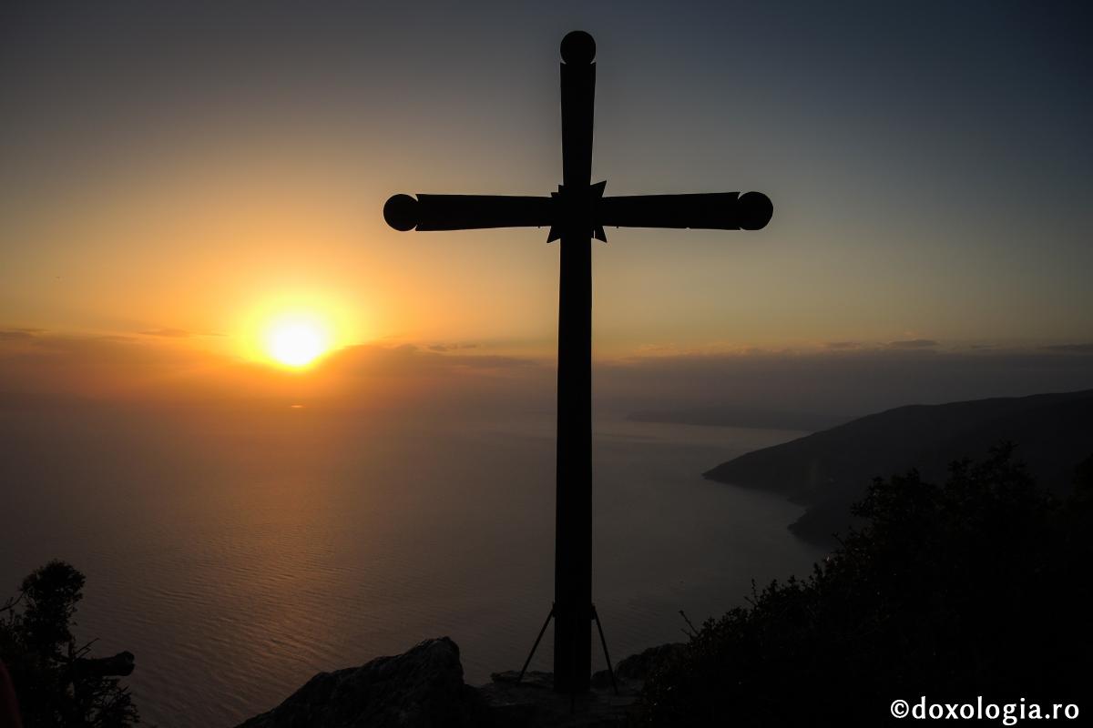 siluetă cruce la apus