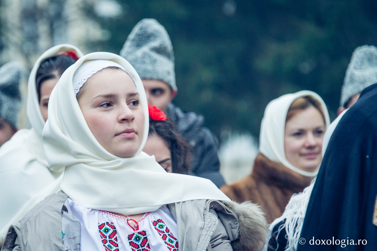 tânără în costum popular