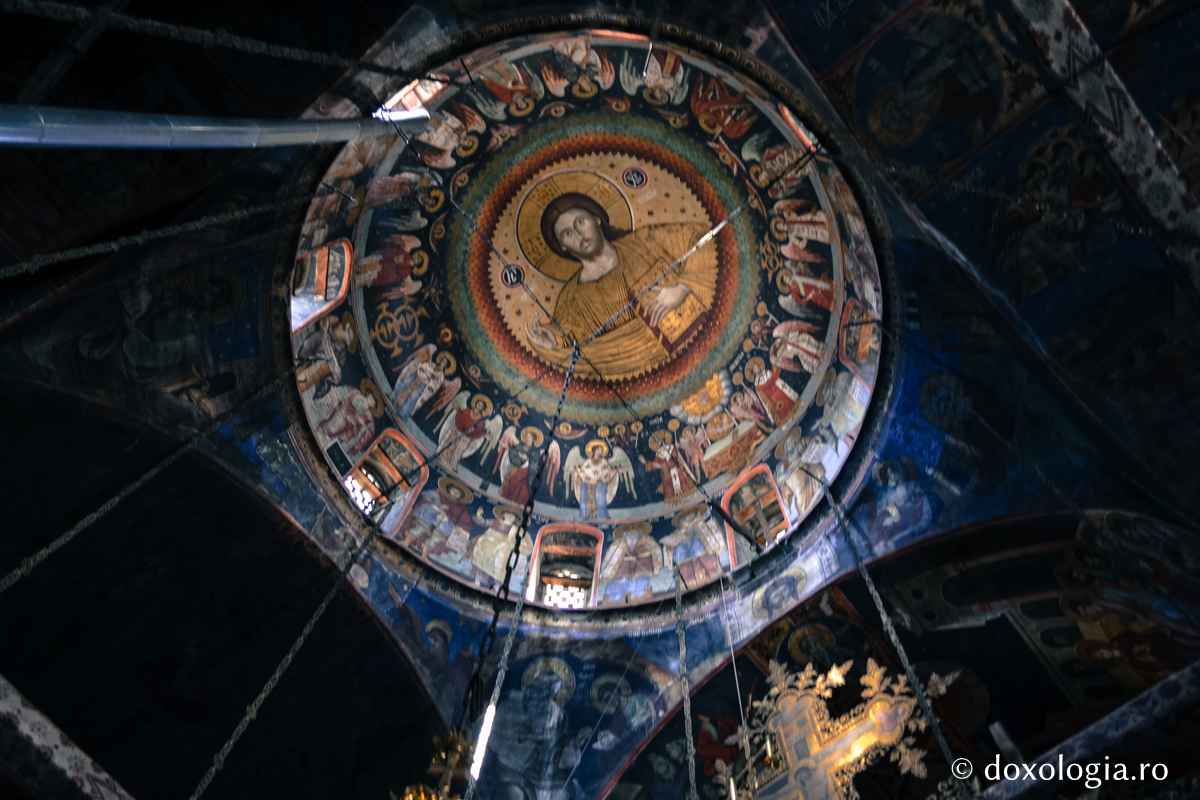 Hristos Pantocrator – frescă din Kiriakonul Schitului „Sfânta Ana” / Foto: Pr. Silviu Cluci Hristos Pantocrator – frescă din Kiriakonul Schitului „Sfânta Ana”