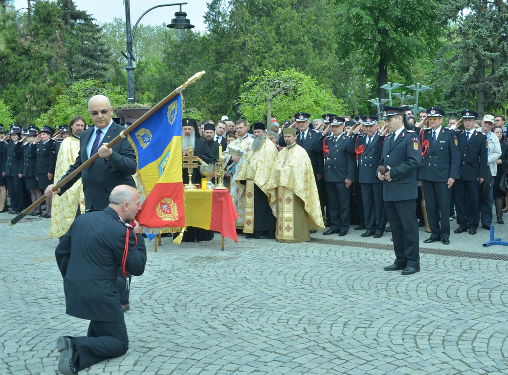 Pompierii ieșeni au primit Drapelul de Luptă