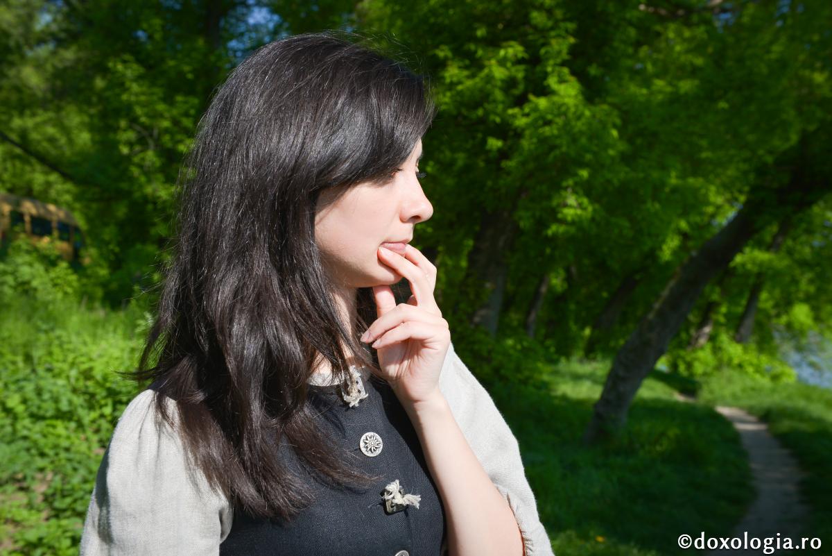 Dumnezeu lucrează în taină şi nu vrea să influenţeze libertatea omului