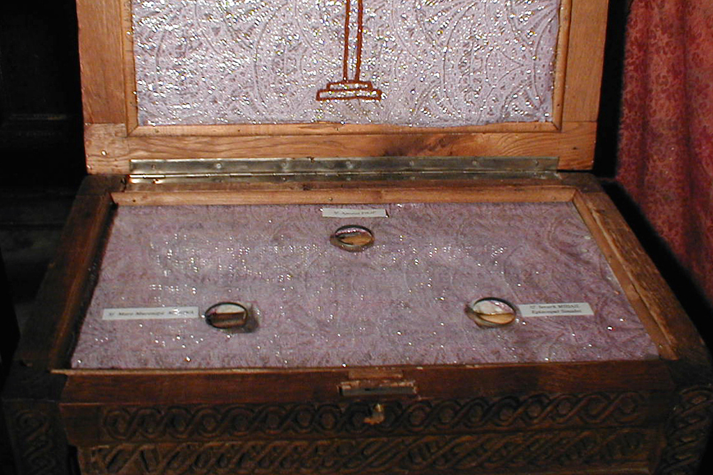 Raclă cu Sfinte Moaște de la Mănăstirea Hurezi Raclă cu Sfinte Moaște de la Mănăstirea Hurezi