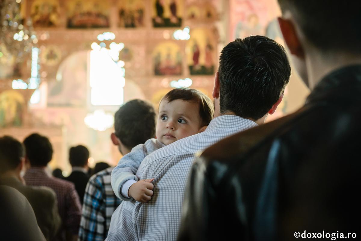 copil în brațele tatălui
