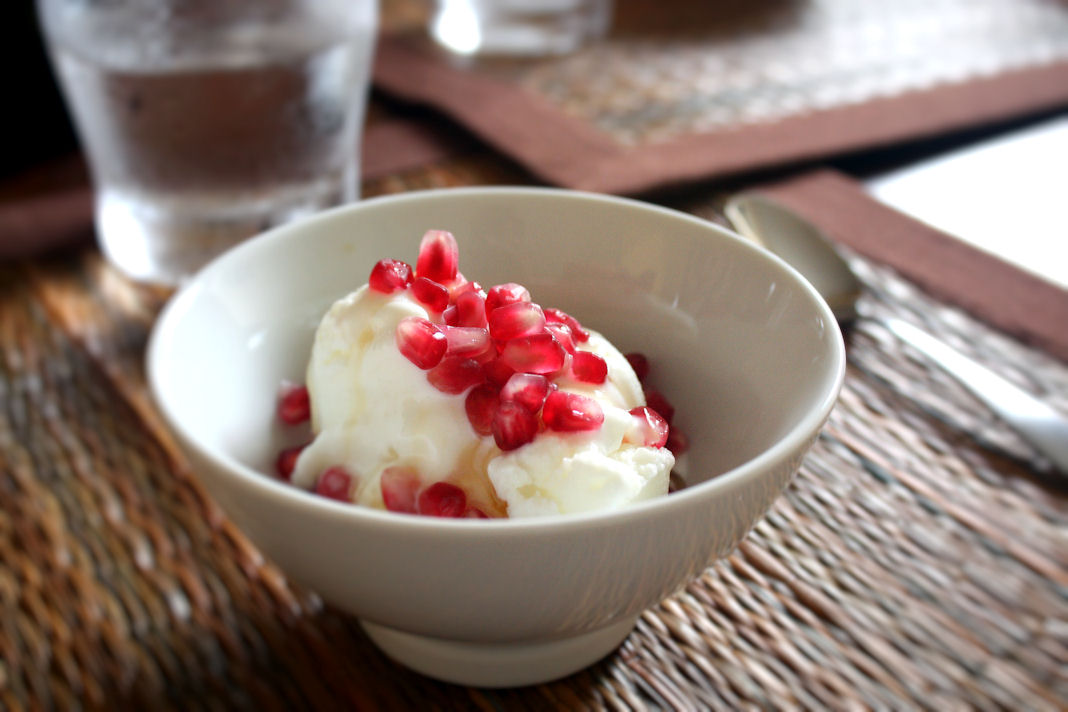 Tratați probleme digestive cu apă de chefir cu rodie