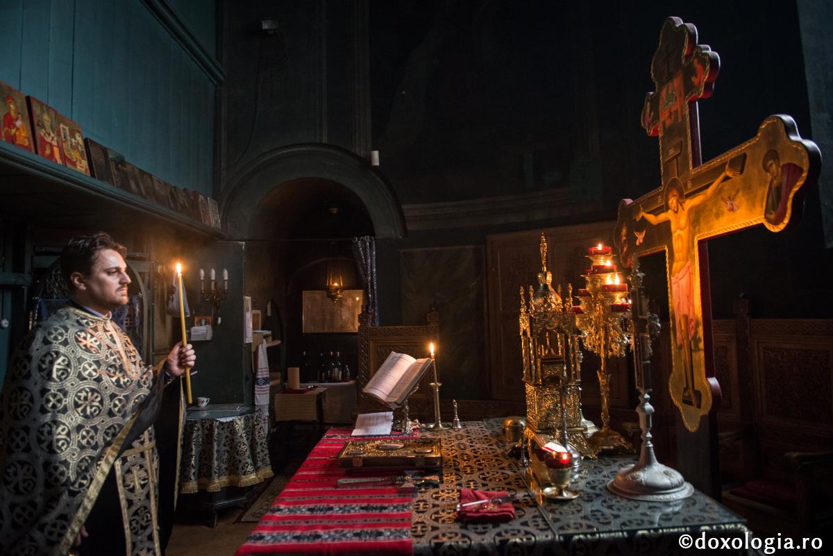 Sfânta Liturghie mai ţine lumea