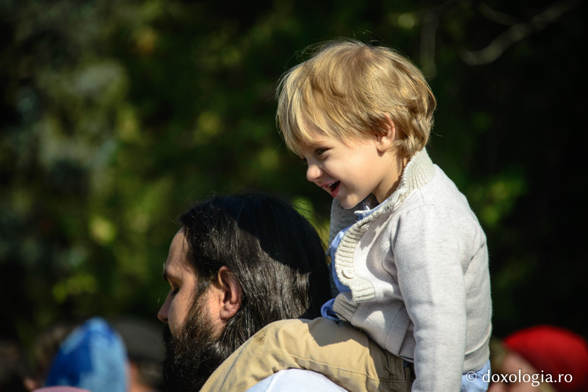 În creșterea băieților, încurajați spiritul de inițiativă și curajul / Foto: Oana Nechifor copil în spatele tatălui