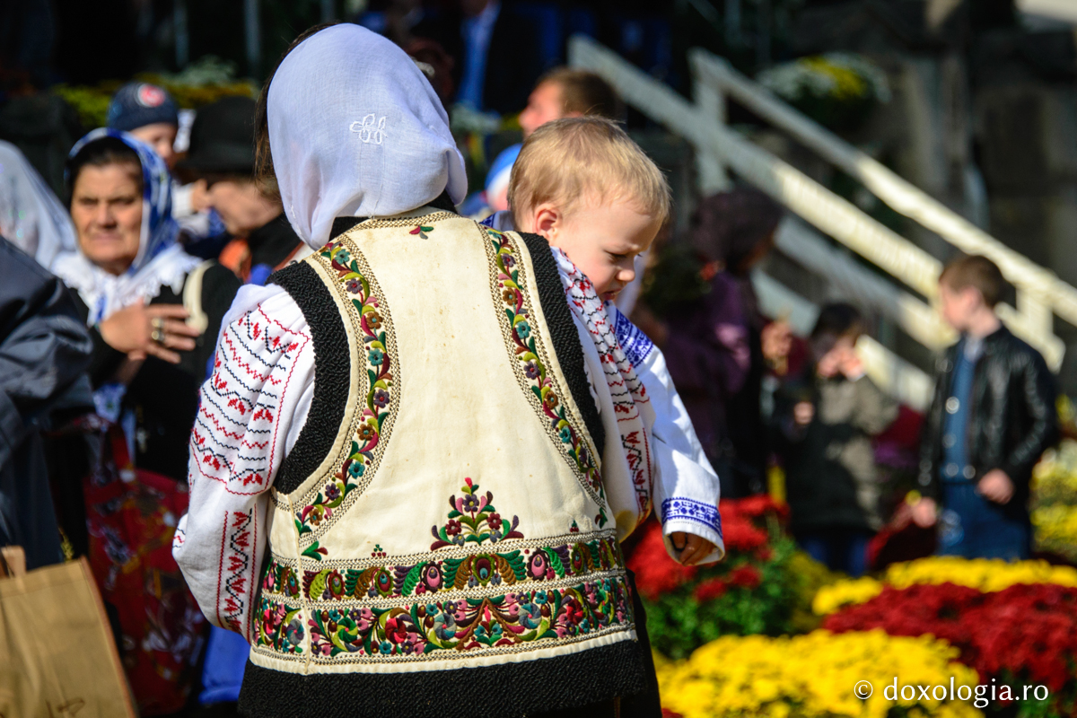 Putem „vaccina” copiii împotriva păcatelor? / Foto: Oana Nechifor mamă cu copilul în brațe