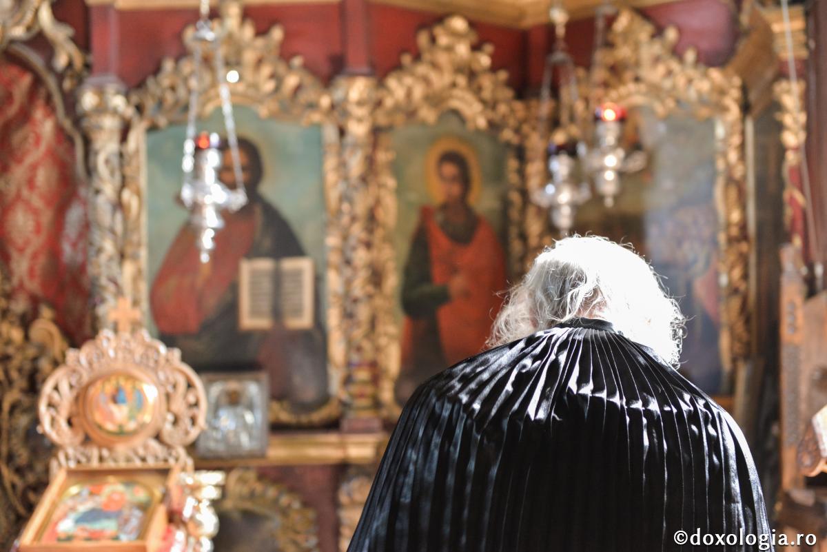 călugăr purtând mantie la slujbă