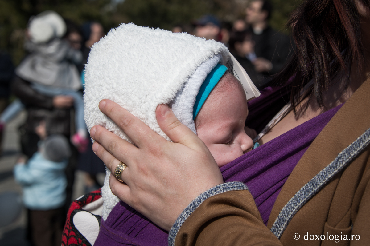 Părinții sunt strâns legați de copii, prin legături nevăzute / Foto: Oana Nechifor copil în brațele mamei