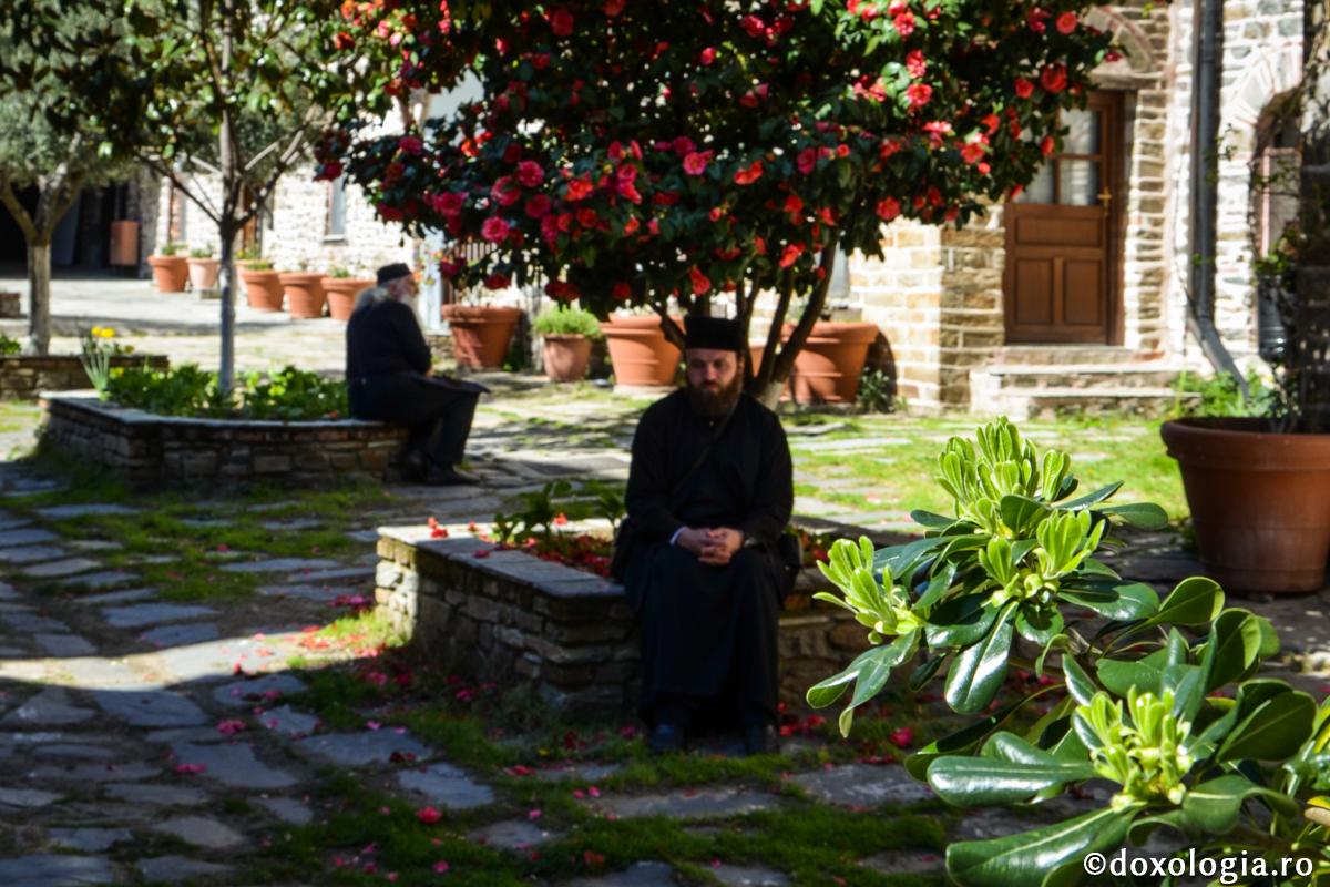 Monahul Marcu Dumitrescu – Găsim drumul cel bun când Îl regăsim pe Dumnezeu / Foto: Nicolae Pintilie monahi stând la umbră