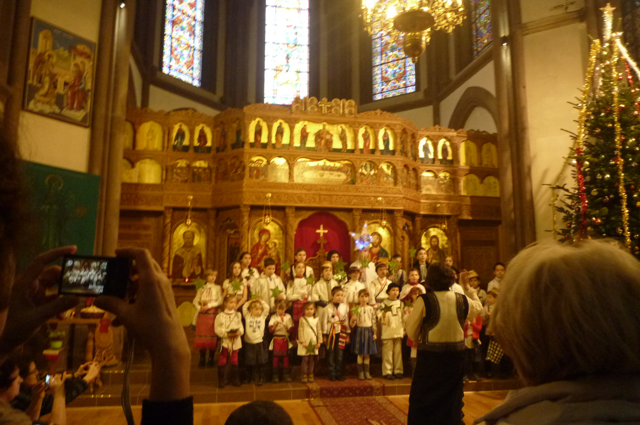 Program artistic oferit de copiii parohiei ortodoxe românești de la Strasbourg Biserica ortodoxă a românilor din Strasbourg: Liturghie în familie