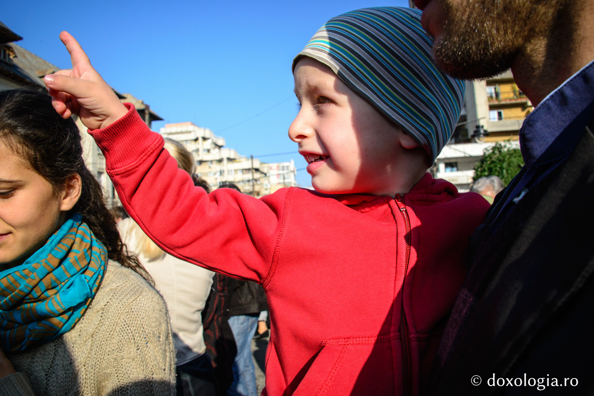 copil arătând cu mâna