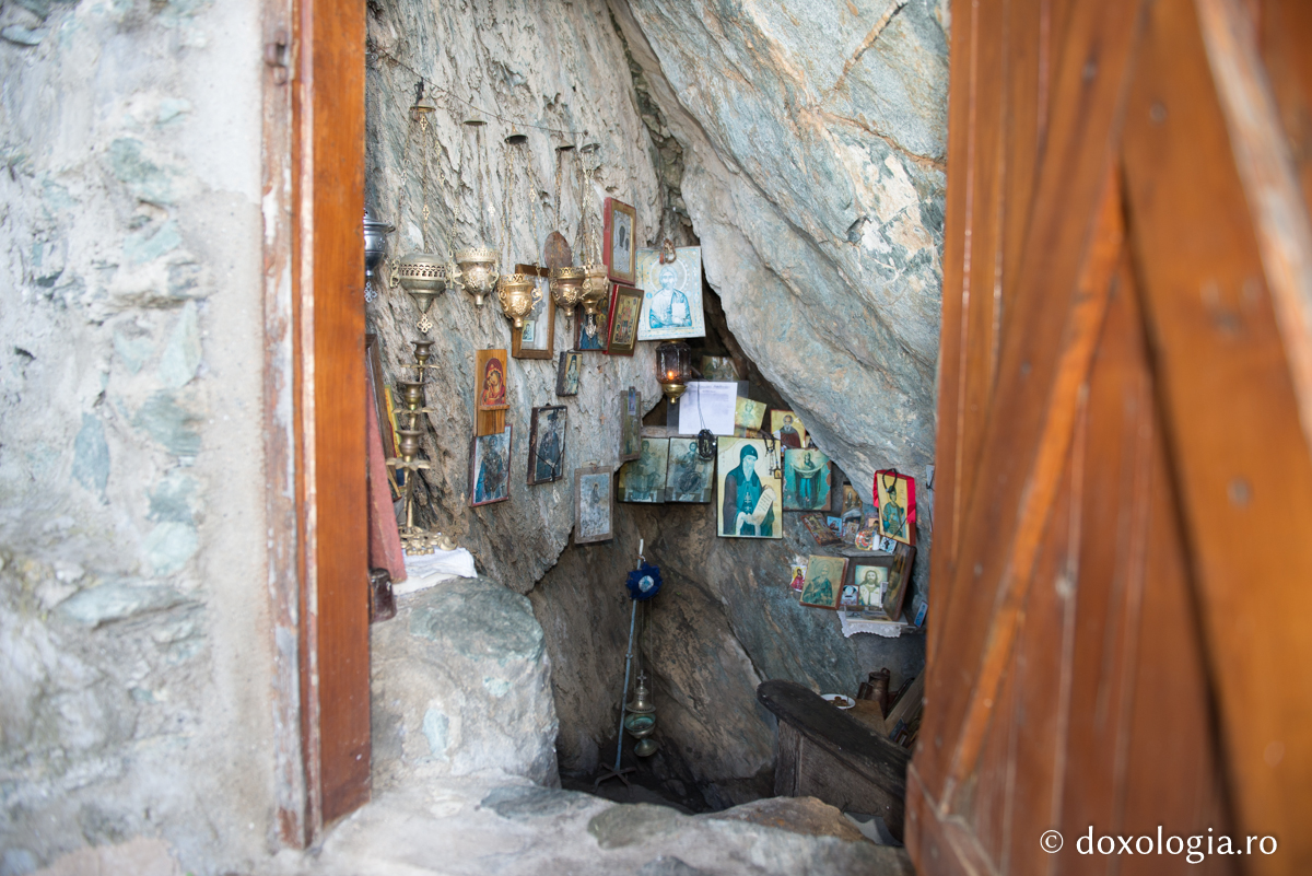 Peştera Cuviosului Gherasim din Kefalonia de la Schitul Sfânta Ana / Foto: Pr. Silviu Cluci Peștera Cuviosului Gherasim Kefalonitul de la Schitul „Sfânta Ana” – Athos