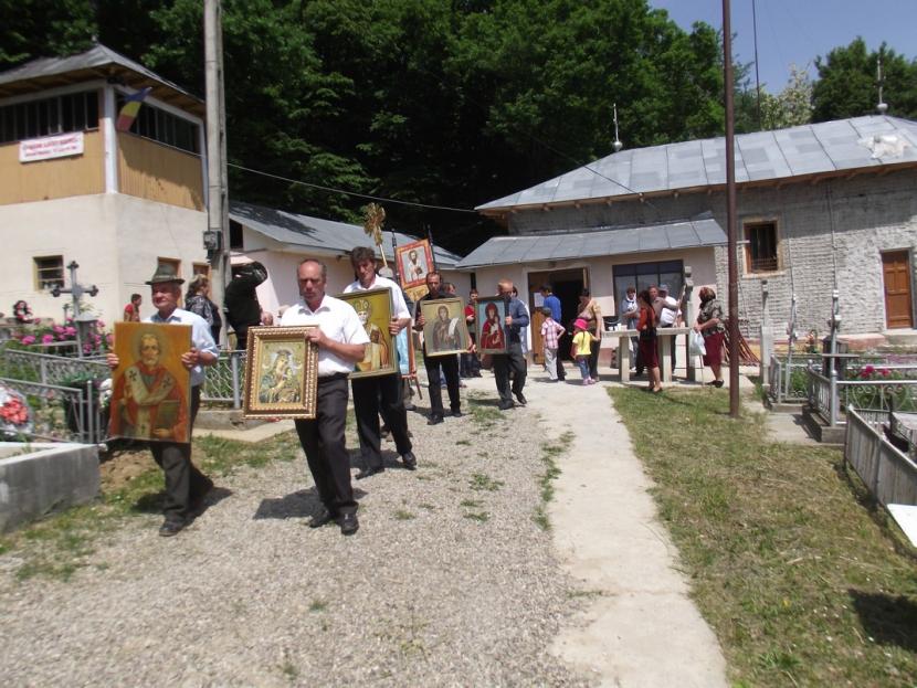 Parohia Poienița a organizat o procesiune cu sfintele icoane