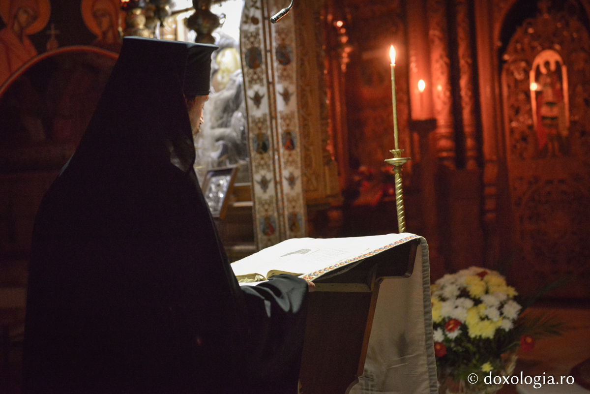 călugăr la slujbă noaptea