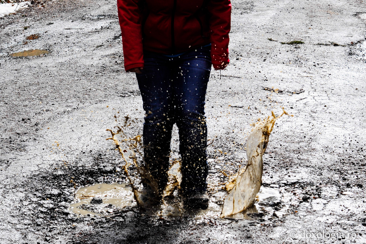 copil sărind în baltă