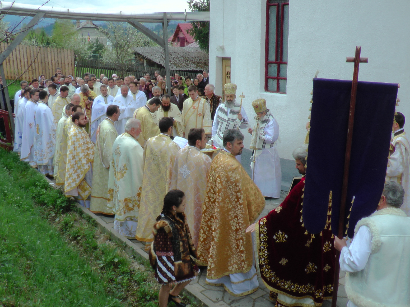 Doi ierarhi, la sfinţirea Bisericii &quot;Sfinţii Apostoli&quot; din Vatra Dornei