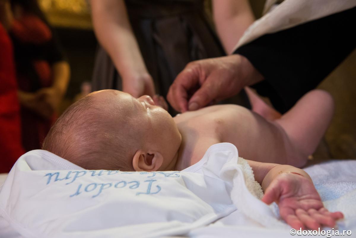 stergerea mirului după botez