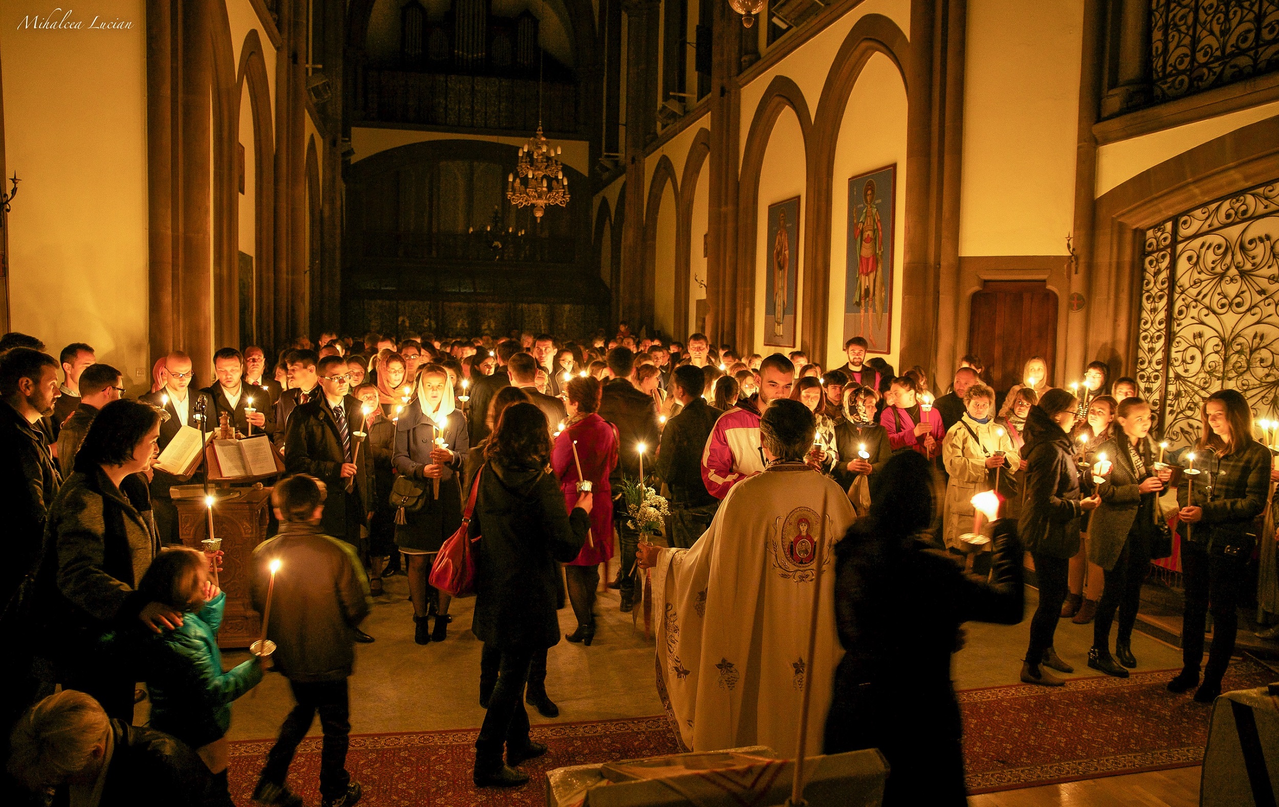 „Veniți de luați lumină!” - Învierea Domnului, în biserica românilor ortodocși din Strasbourg (2015)/ Foto: Mihalcea Lucian Biserica ortodoxă a românilor din Strasbourg: Liturghie în familie