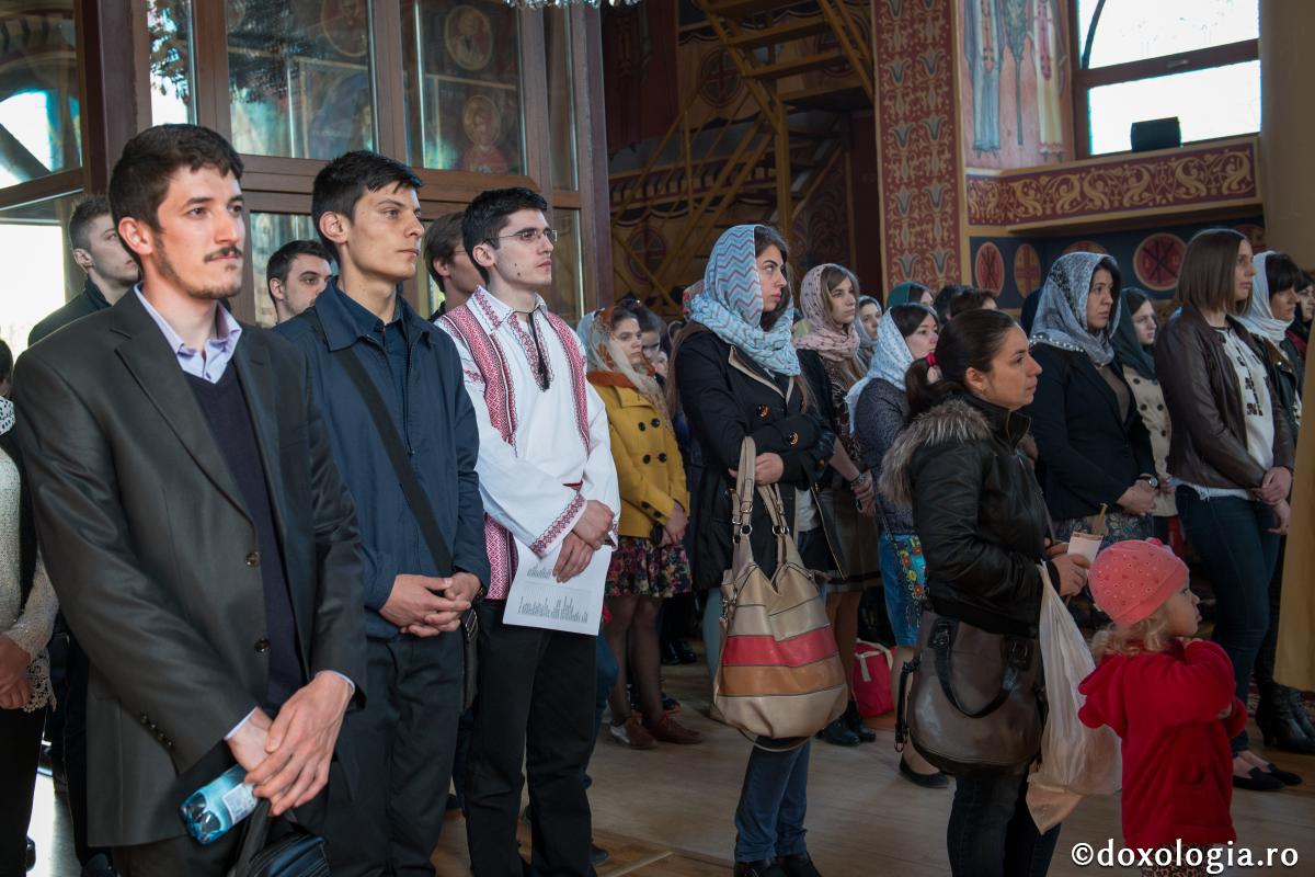 Arhimandritul Benedict Ghiuș – povățuitor al studenților și intelectualilor / Foto: Oana Nechifor tineri în biserică