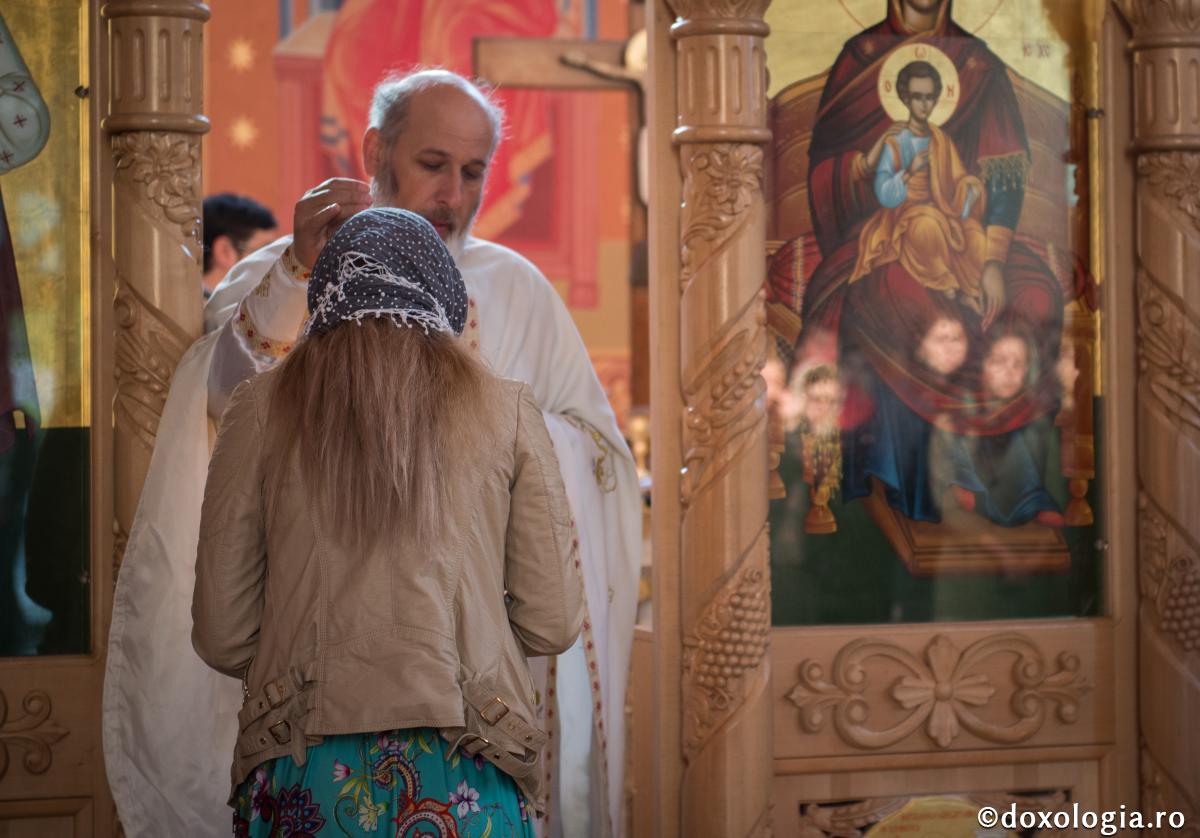 Denigrez pe aproapele dacă îl menționez la spovedanie?