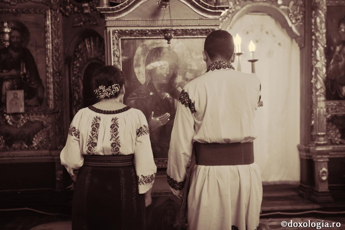 Rugăciunea comună a soților poate fi scurtă, dar să fie din toată inima / Foto: Oana Nechifor miri în fața icoanei Maicii Domnului