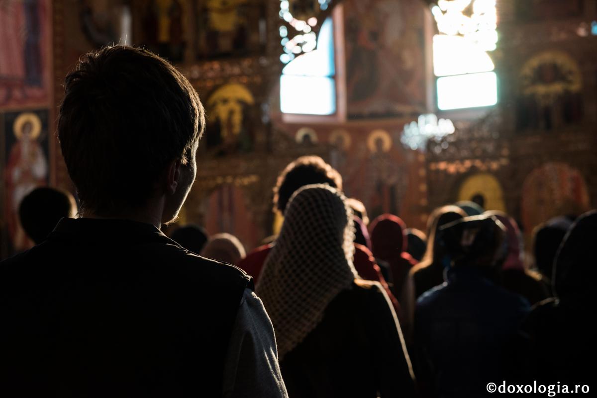 Vorbirea și glumele în biserică se aseamănă cu râs la mormânt!