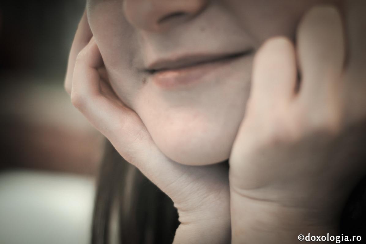 A schița un zâmbet binevoitor până și unui străin...