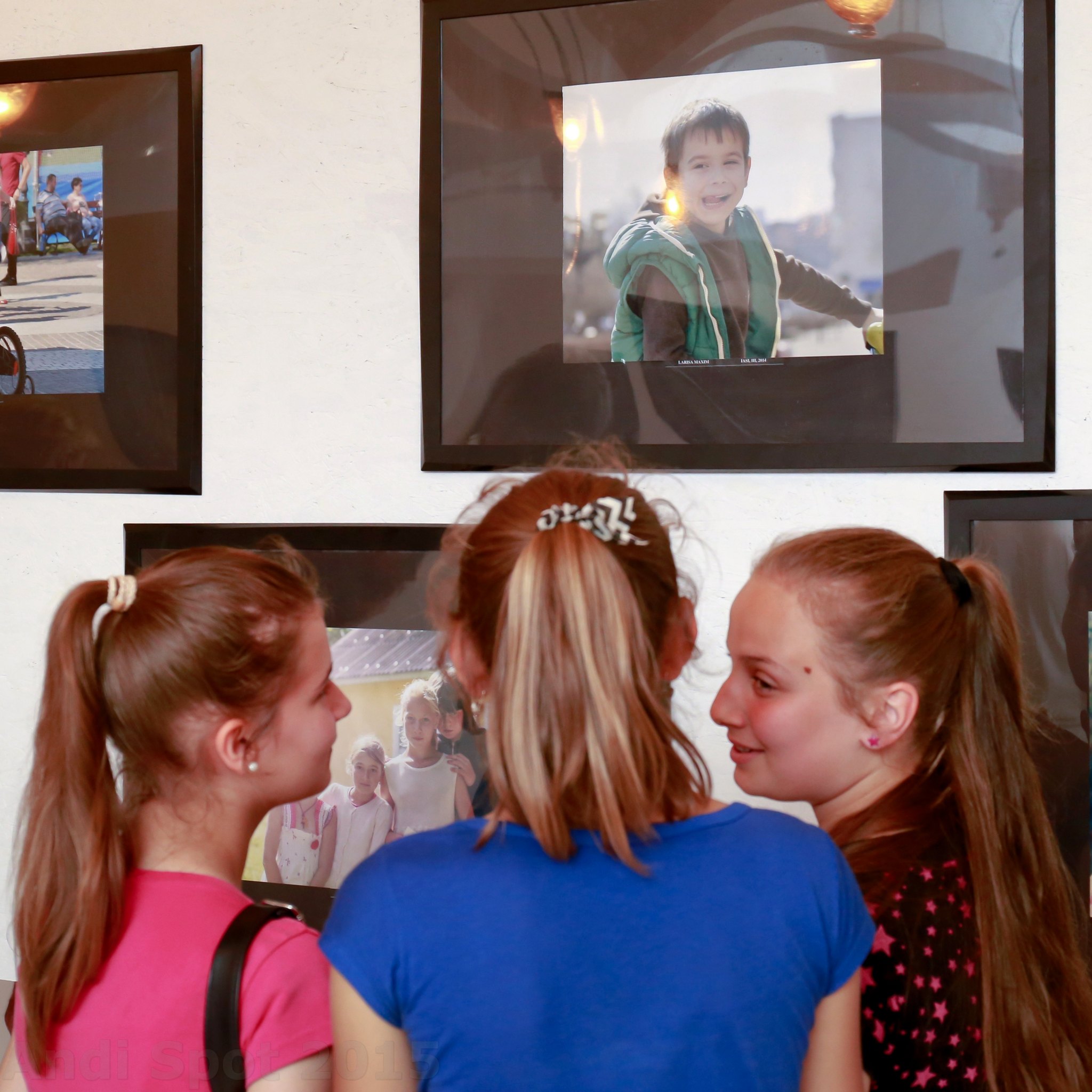 Frânturi din copilărie, expuse într-o biserică ieşeană