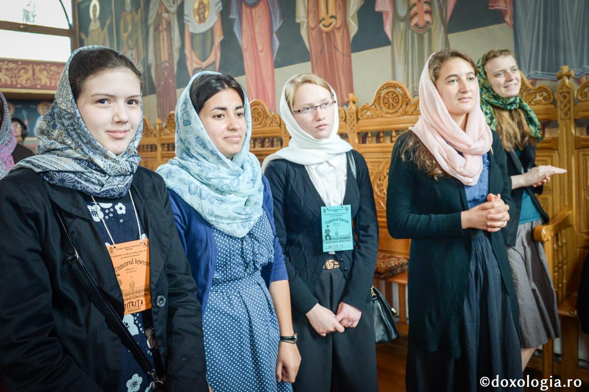 tinere în biserică