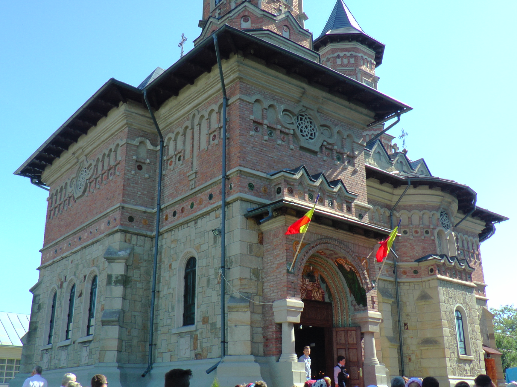 Slujbă de resfințire cu doi arhierei, la parohia Fântâna Mare