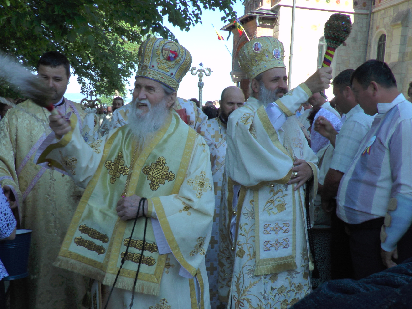Slujbă de resfințire cu doi arhierei, la parohia Fântâna Mare