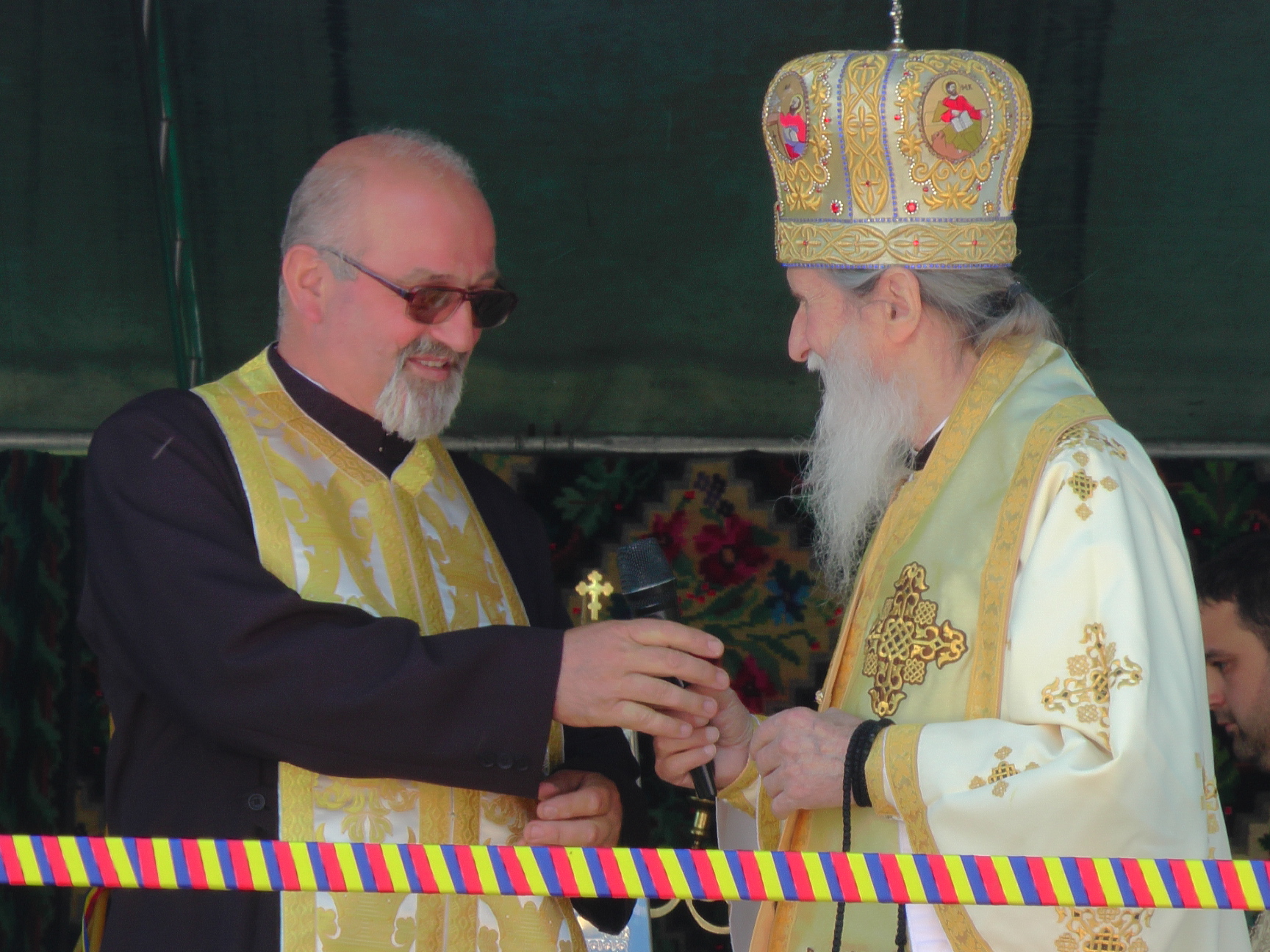 Slujbă de resfințire cu doi arhierei, la parohia Fântâna Mare