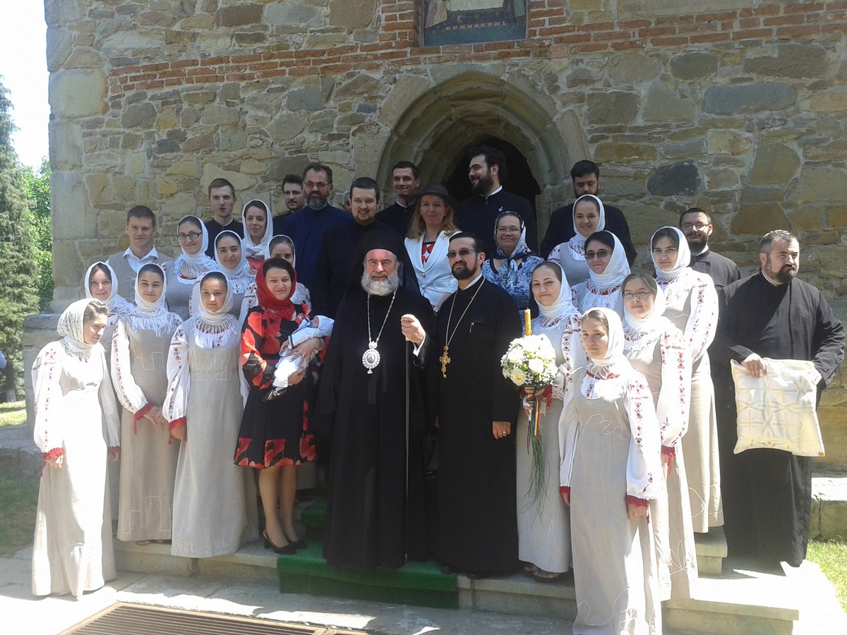 Liturghie arhierească în biserica din Borzeşti