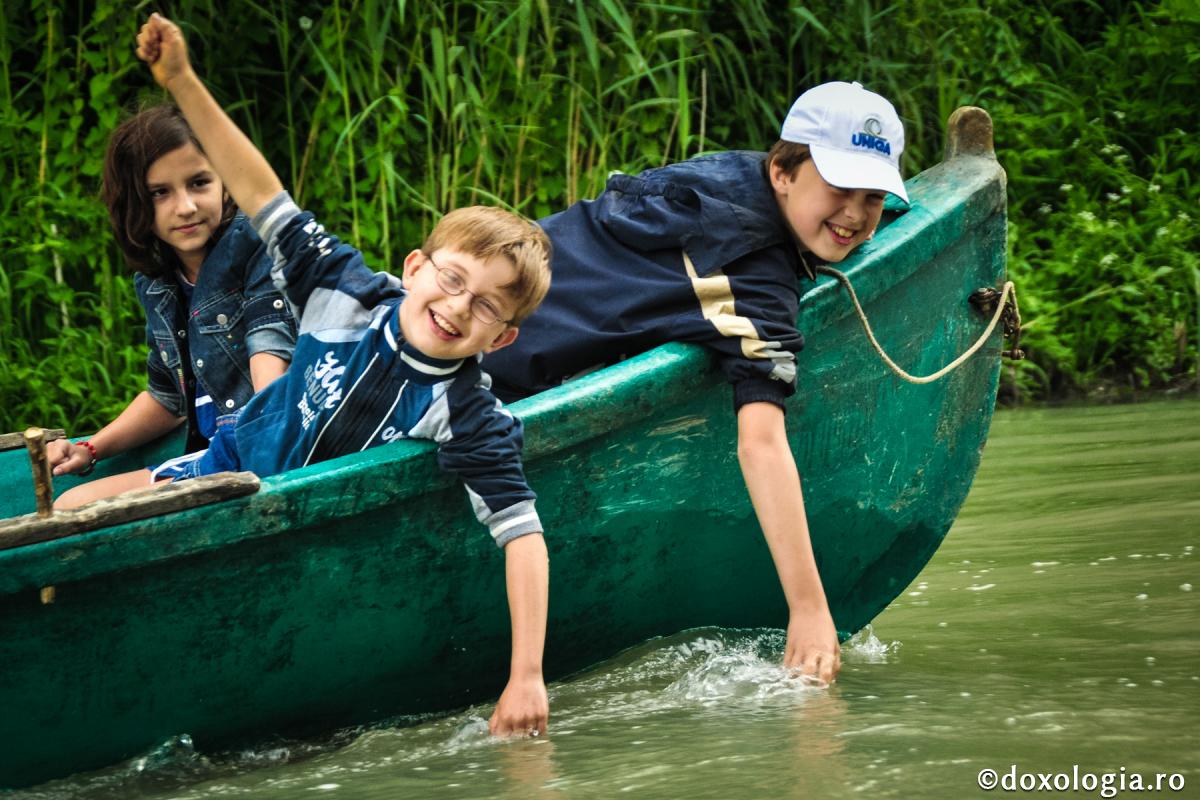 copii zâmbind în barcă