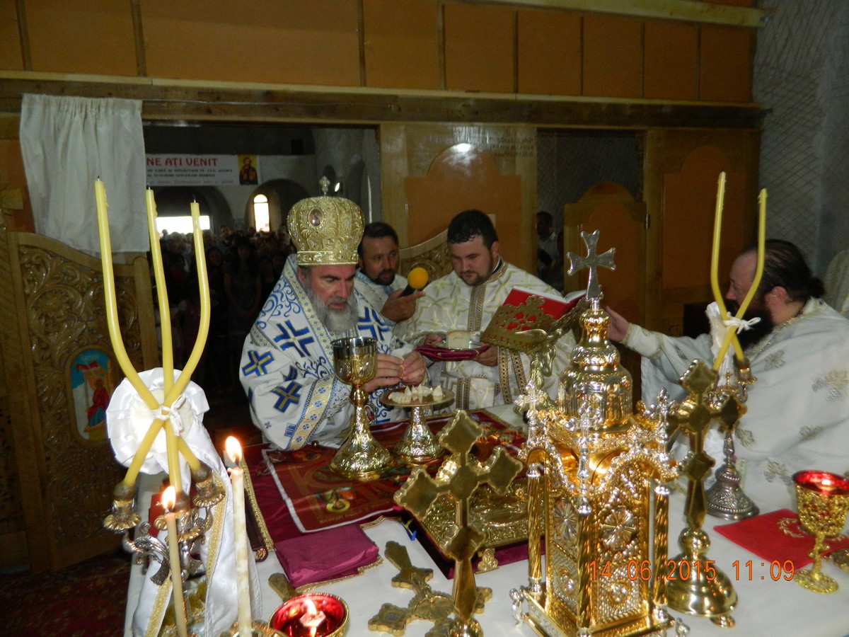 Liturghie arhierească la hramul Mănăstirii Calapodeşti Liturghie arhierească la hramul Mănăstirii Calapodeşti