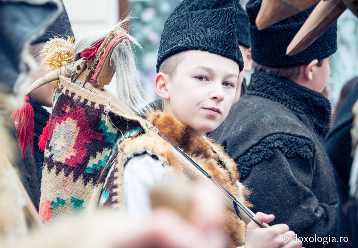 tânăr în costum popular