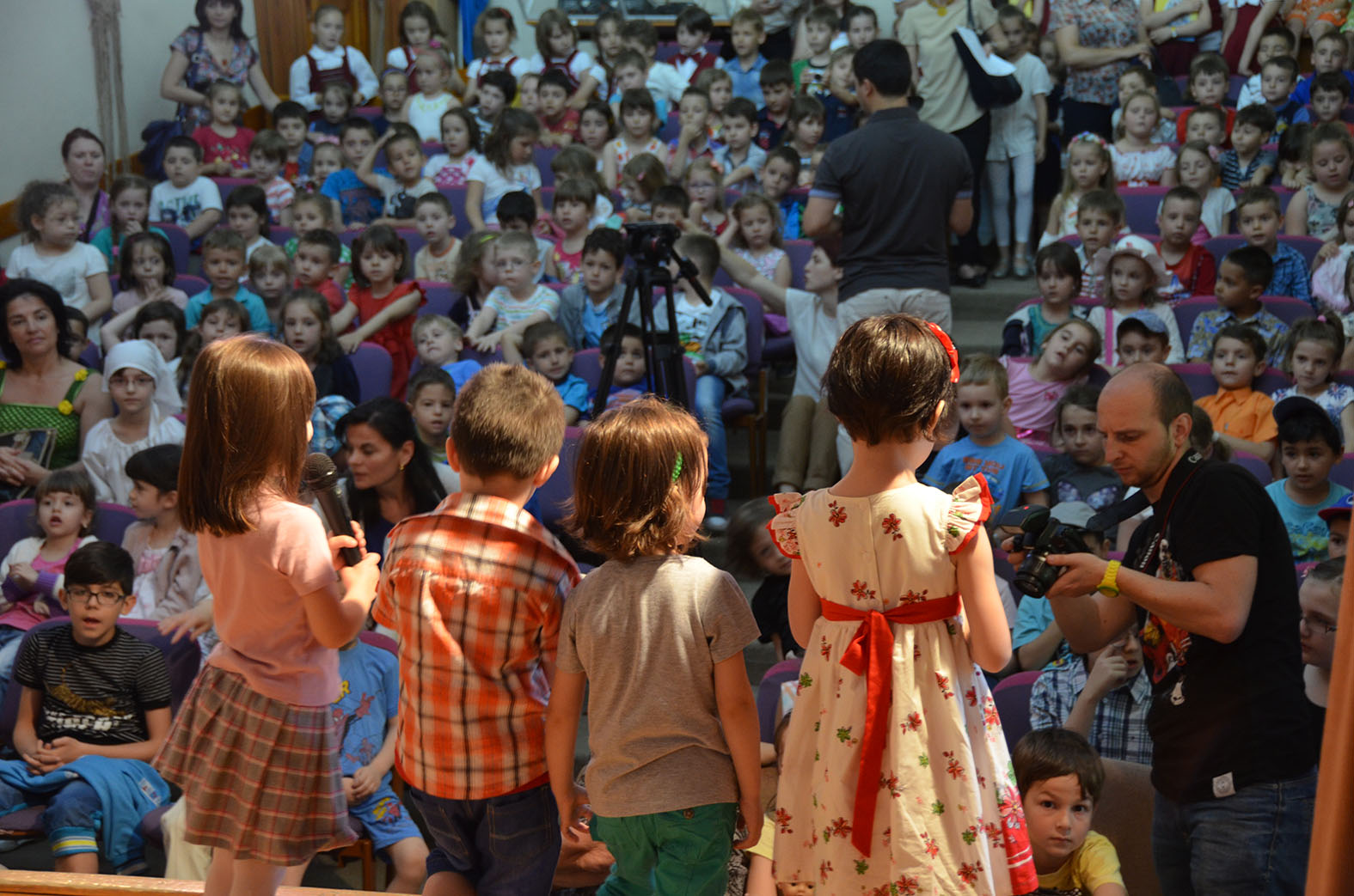Prezenţă covârşitoare la întâlnirea cu cărţile copilăriei (GALERIE FOTO)
