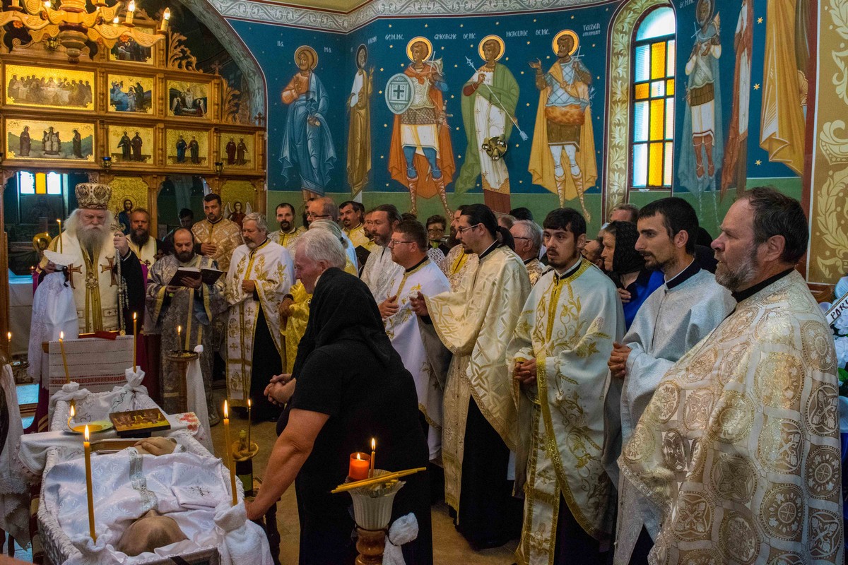 Părintele Mihail Derscariu, condus pe ultimul drum