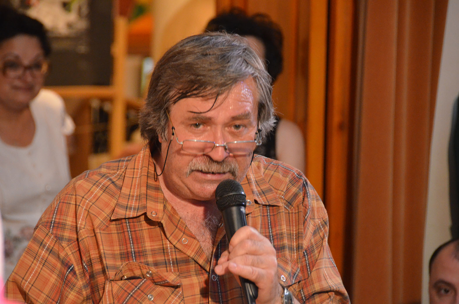 Prezenţă covârşitoare la întâlnirea cu cărţile copilăriei (GALERIE FOTO)