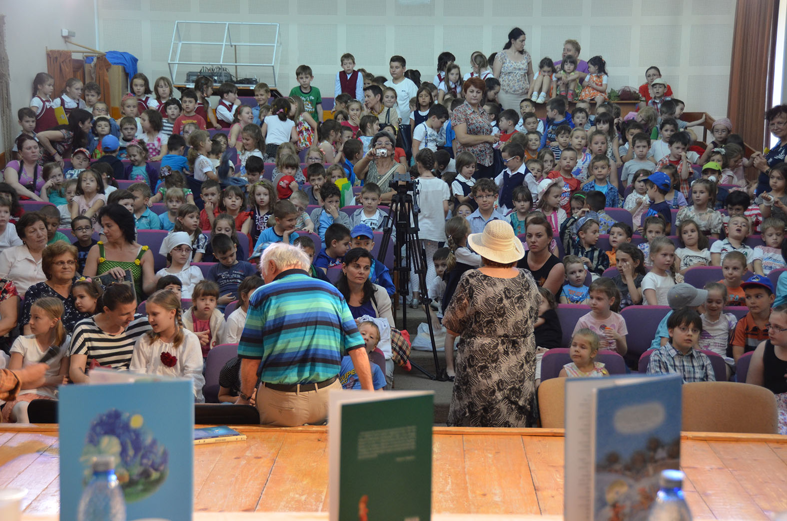 Prezenţă covârşitoare la întâlnirea cu cărţile copilăriei (GALERIE FOTO)