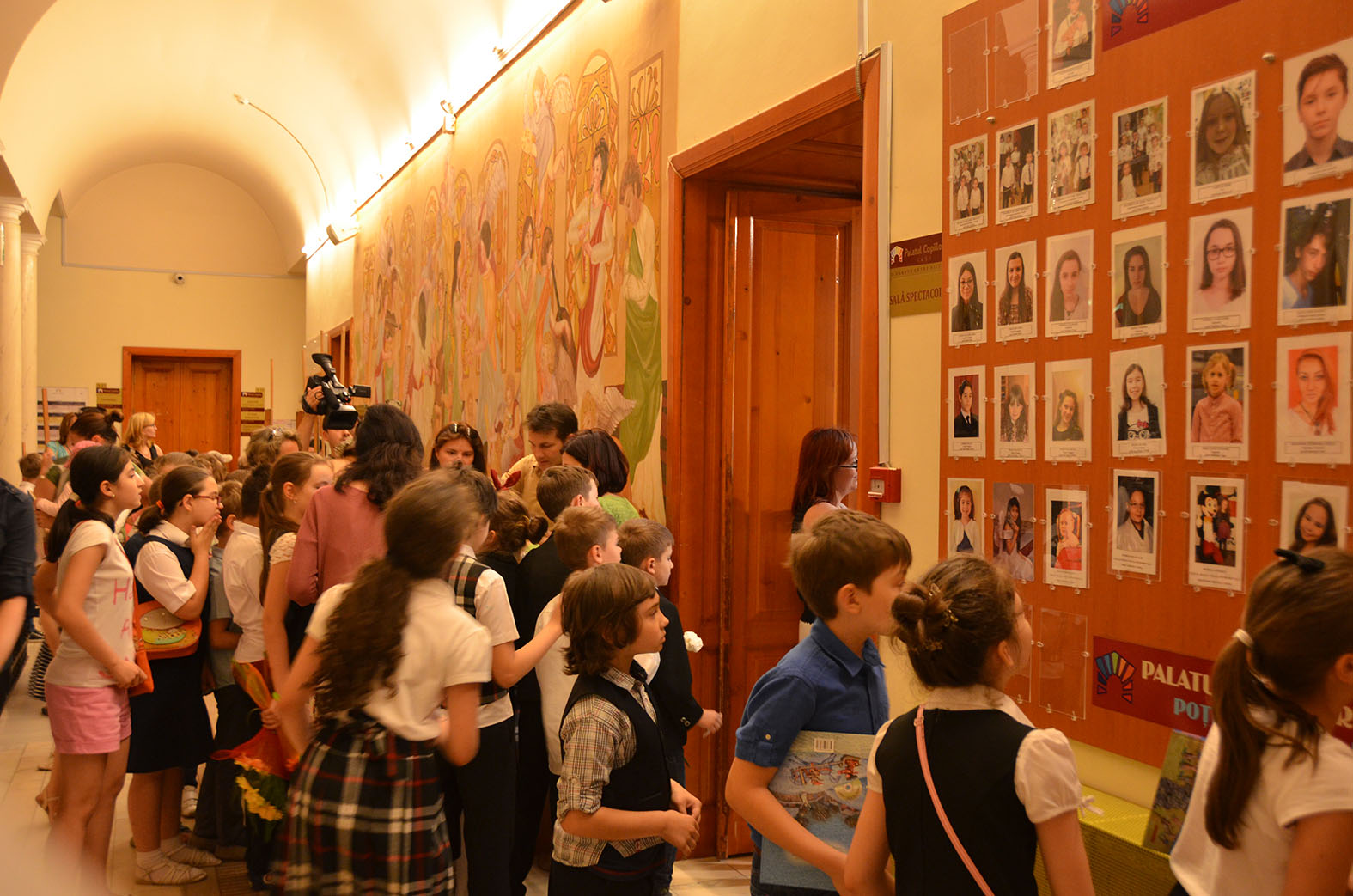 Prezenţă covârşitoare la întâlnirea cu cărţile copilăriei (GALERIE FOTO)