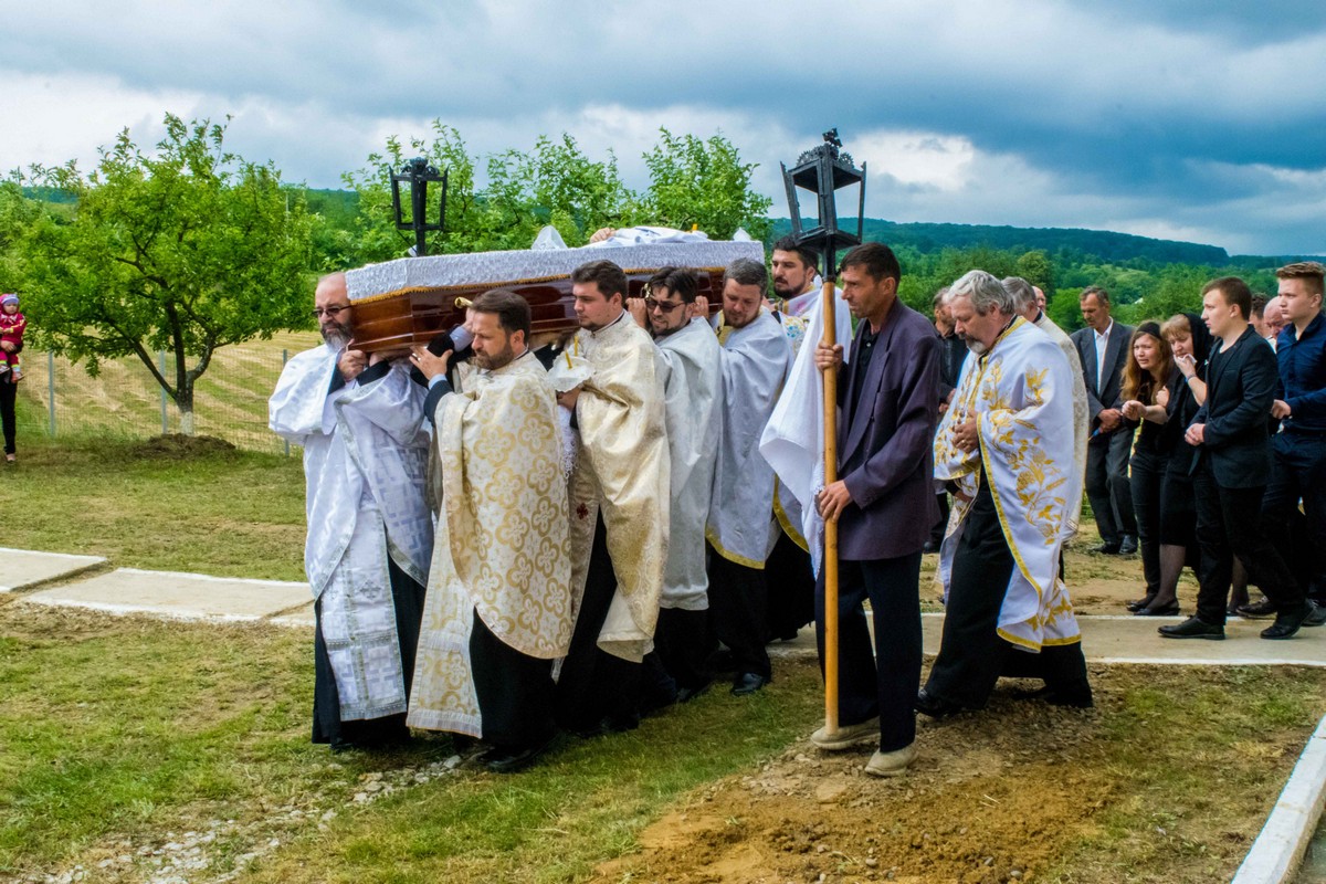 Părintele Mihail Derscariu, condus pe ultimul drum