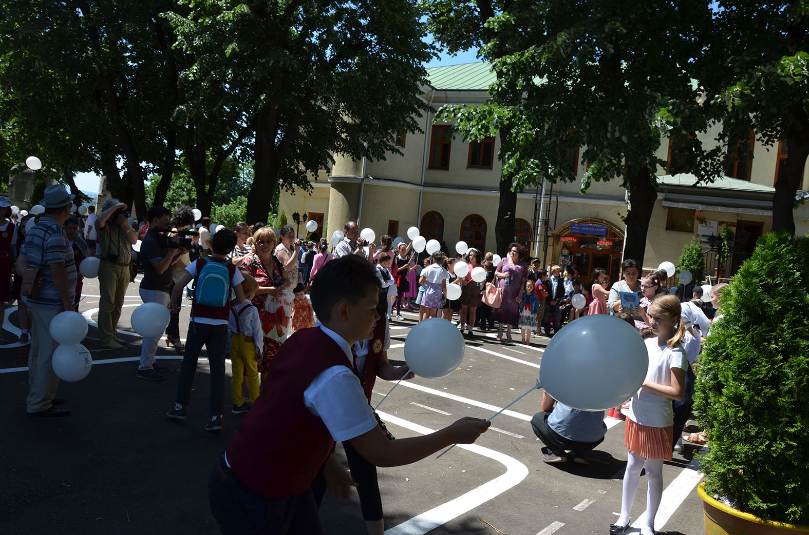 Prezenţă covârşitoare la întâlnirea cu cărţile copilăriei (GALERIE FOTO)